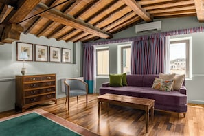 Junior Suite | Minibar, in-room safe, blackout curtains, soundproofing