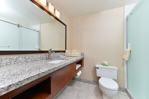 Shower, free toiletries, hair dryer, towels - Buffalo Bill Village Cabins (Cody)