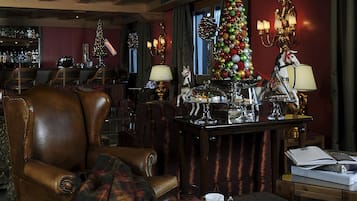 2 bars/lounges
