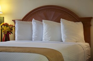 Cortinas opacas, tabla de planchar con plancha, cunas (de pago)