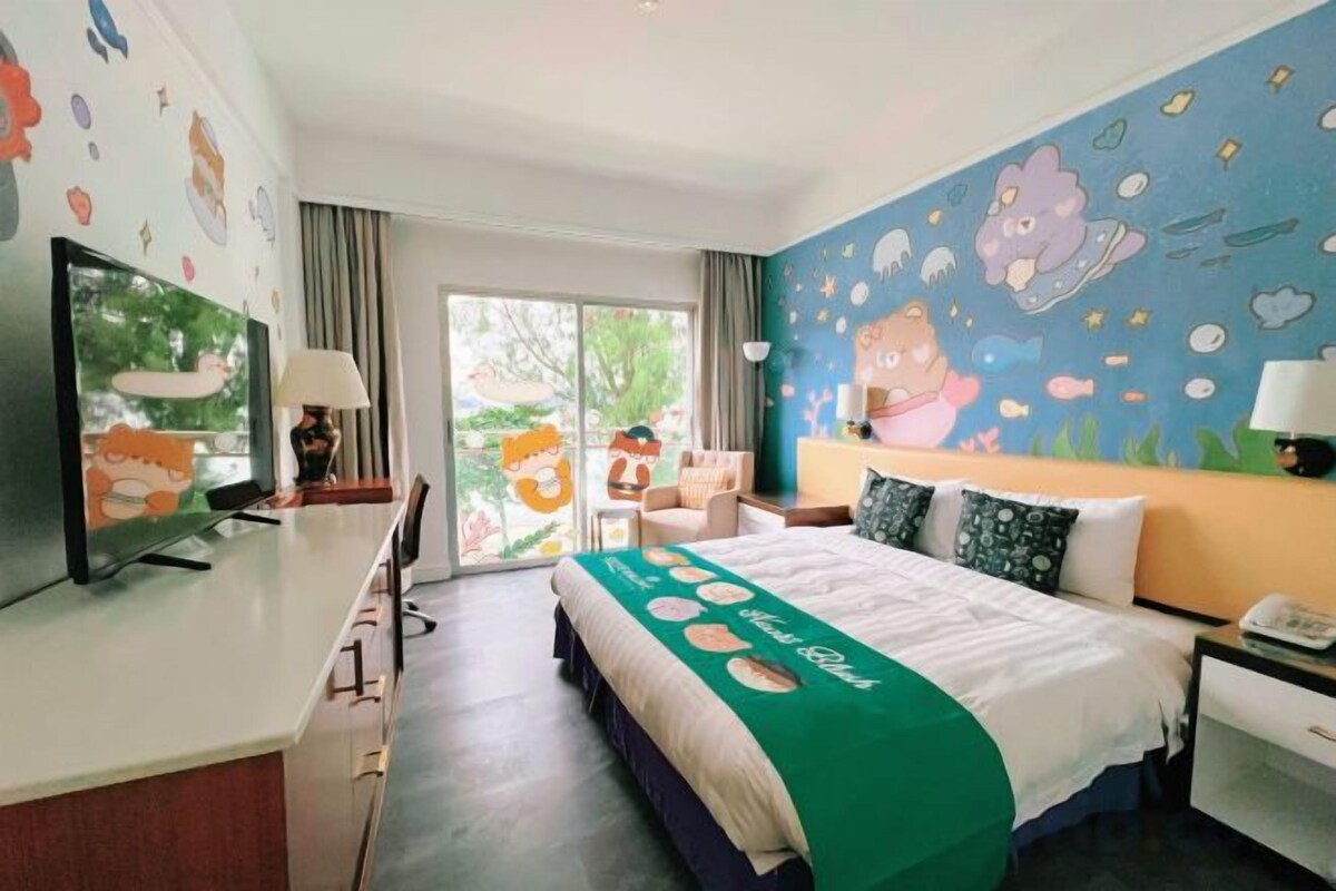 Une chambre d’hôtel avec un lit, un bureau, une télévision et une fenêtre avec des rideaux.