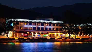 Konaklama yerinin ön cephesi - akşam/gece