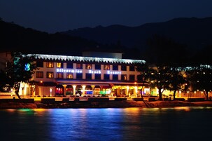 住宿正面 - 傍晚/夜晚