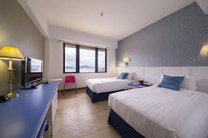 客房内保险箱、办公桌、熨斗/熨衣板、免费婴儿床