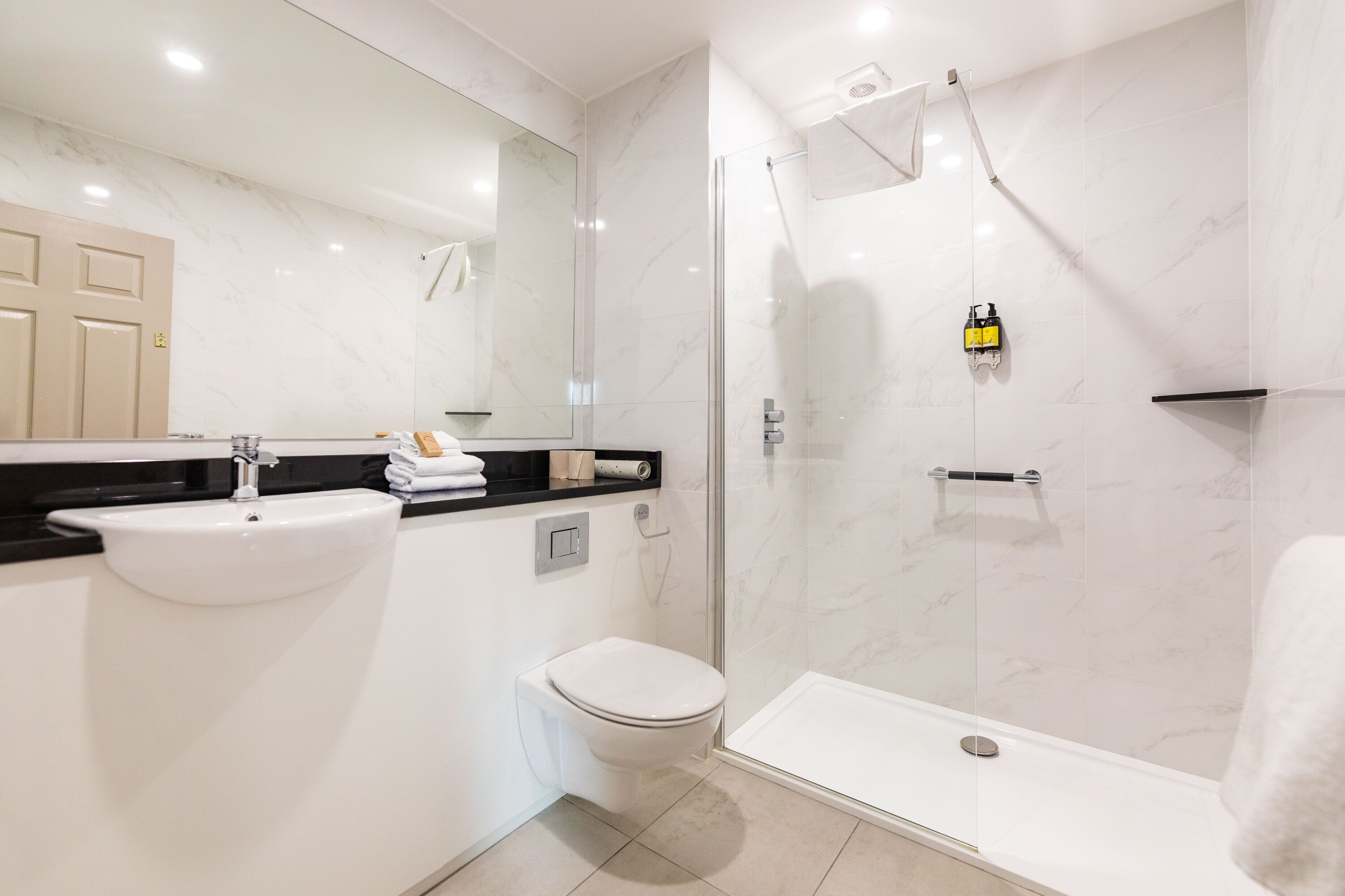 twin room | bathroom | eco-friendly toiletries, hair dryer, towels