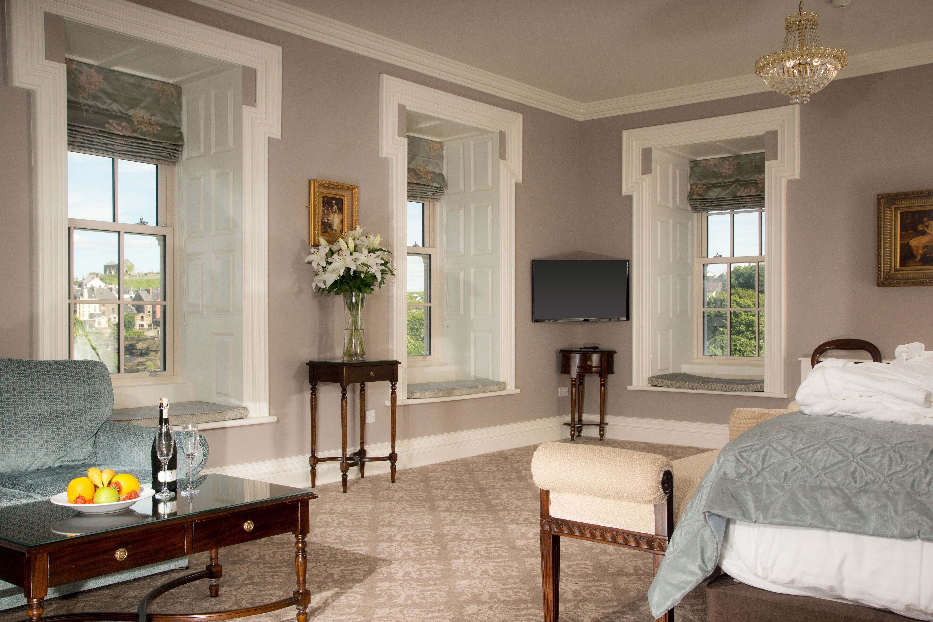 Coffres-forts dans les chambres, bureau, fer et planche à repasser