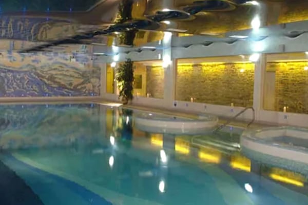 Bañera de hidromasaje cubierta