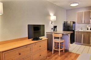 免费 WiFi、床单、闹钟