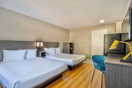 Free WiFi, bed sheets, alarm clocks. Studio 6 Extended Stay - Austin, TX - Midtown