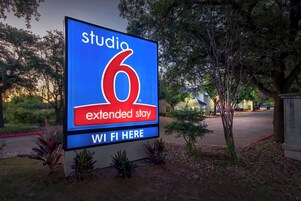 A sign for Studio 6 Extended Stay with a WiFi symbol.