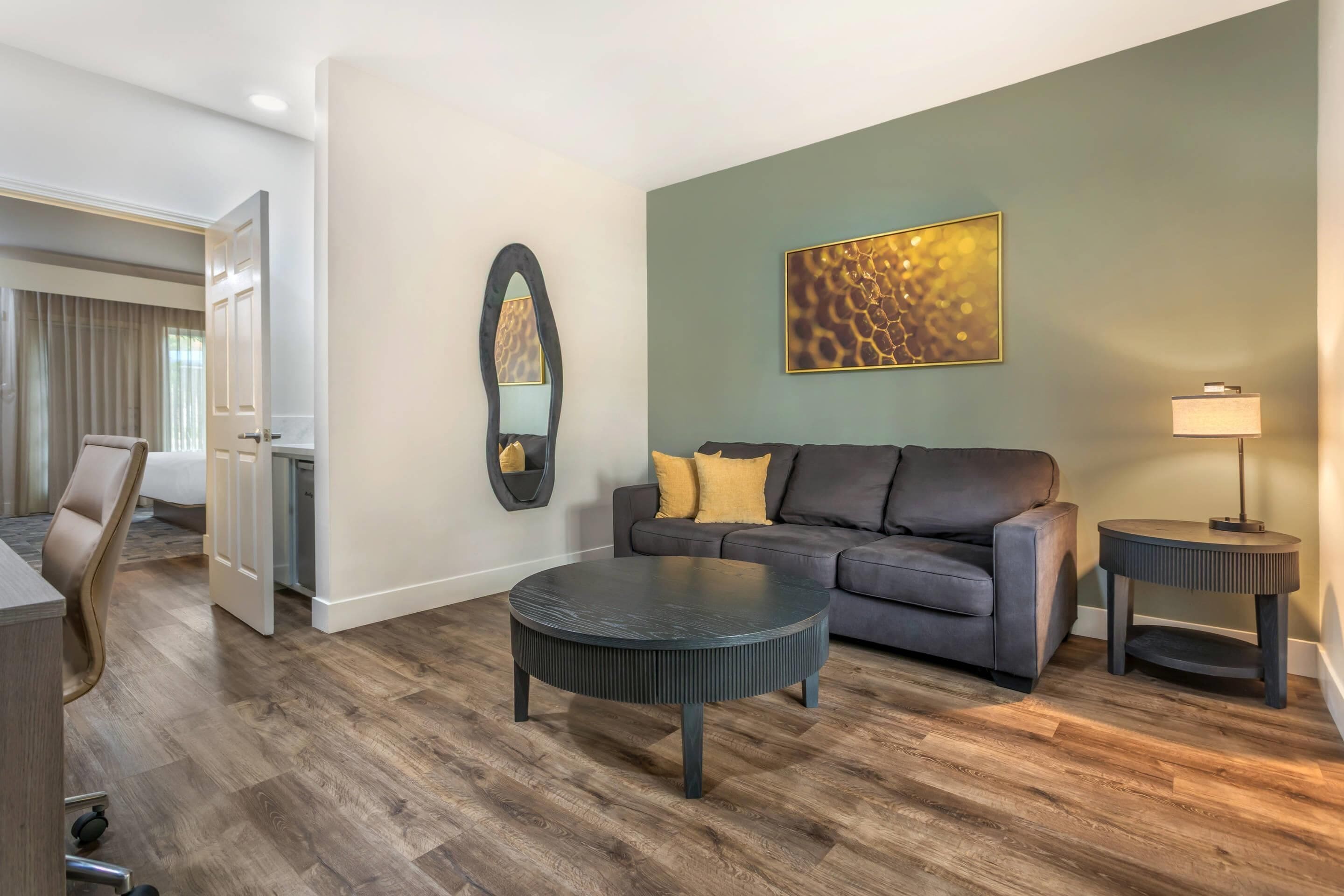 Suite, 1 cama de matrimonio grande con sofá cama, accesible para personas con discapacidad | Edredones de plumas, escritorio, espacio para trabajar con un portátil