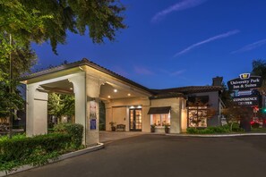Exterior - University Park Inn & Suites, an Ascend Collection Hotel (Davis)