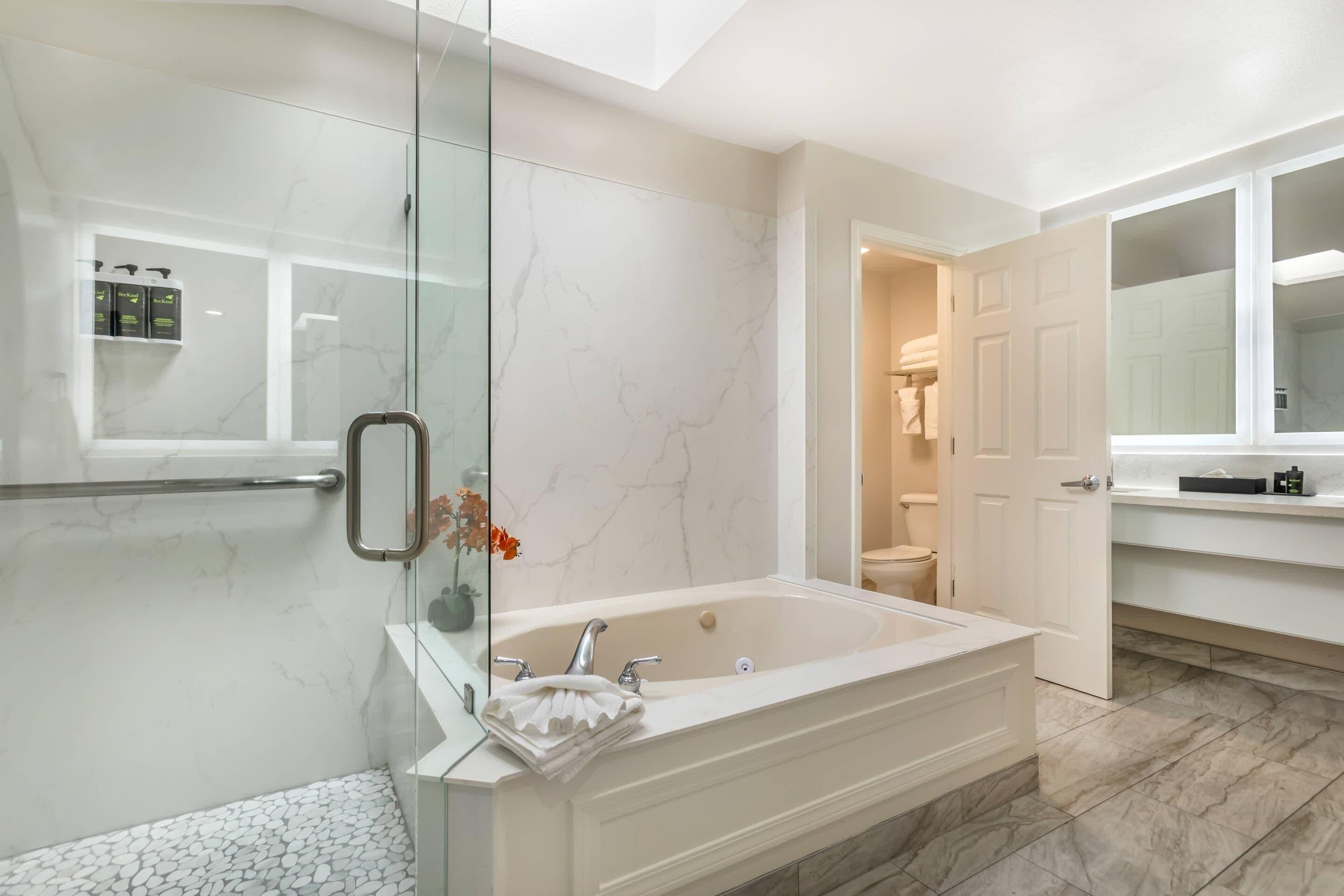 Suite, 1 très grand lit, non-fumeur | Couette en duvet, bureau, espace de travail pour ordinateurs portables