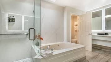 Suite, 1 très grand lit, non-fumeur | Couette en duvet, bureau, espace de travail pour ordinateurs portables