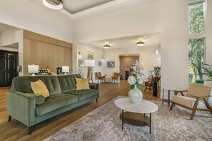 Lobby - University Park Inn & Suites, an Ascend Collection Hotel (Davis)