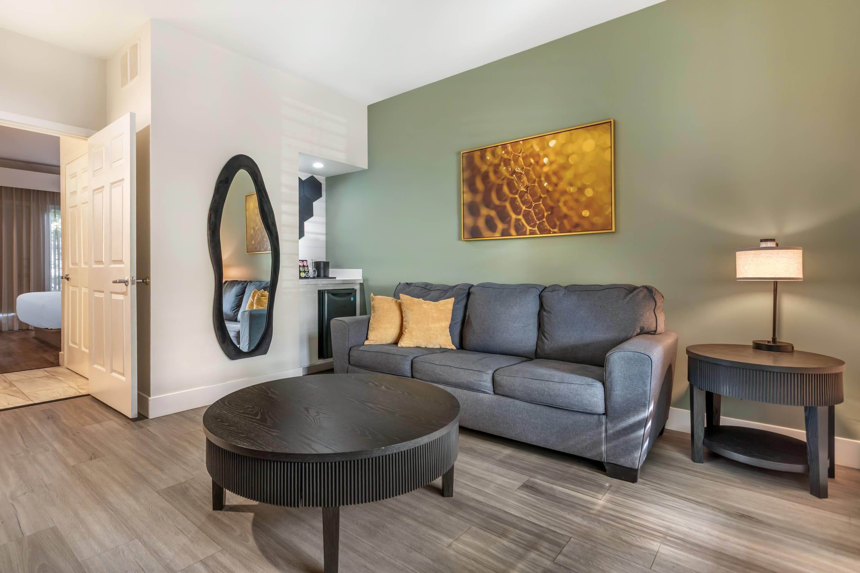 Suite, 1 cama de matrimonio grande con sofá cama, no fumadores | Edredones de plumas, escritorio, espacio para trabajar con un portátil