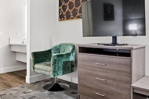 Suite, 1 King Bed with Sofa bed, Non Smoking