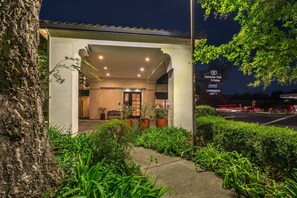 Exterior - University Park Inn & Suites, an Ascend Collection Hotel (Davis)