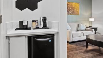 Suite, 1 cama King size y sofá cama, con acceso para personas discapacitadas, para no fumadores | Edredón, escritorio y espacio para trabajar con laptop