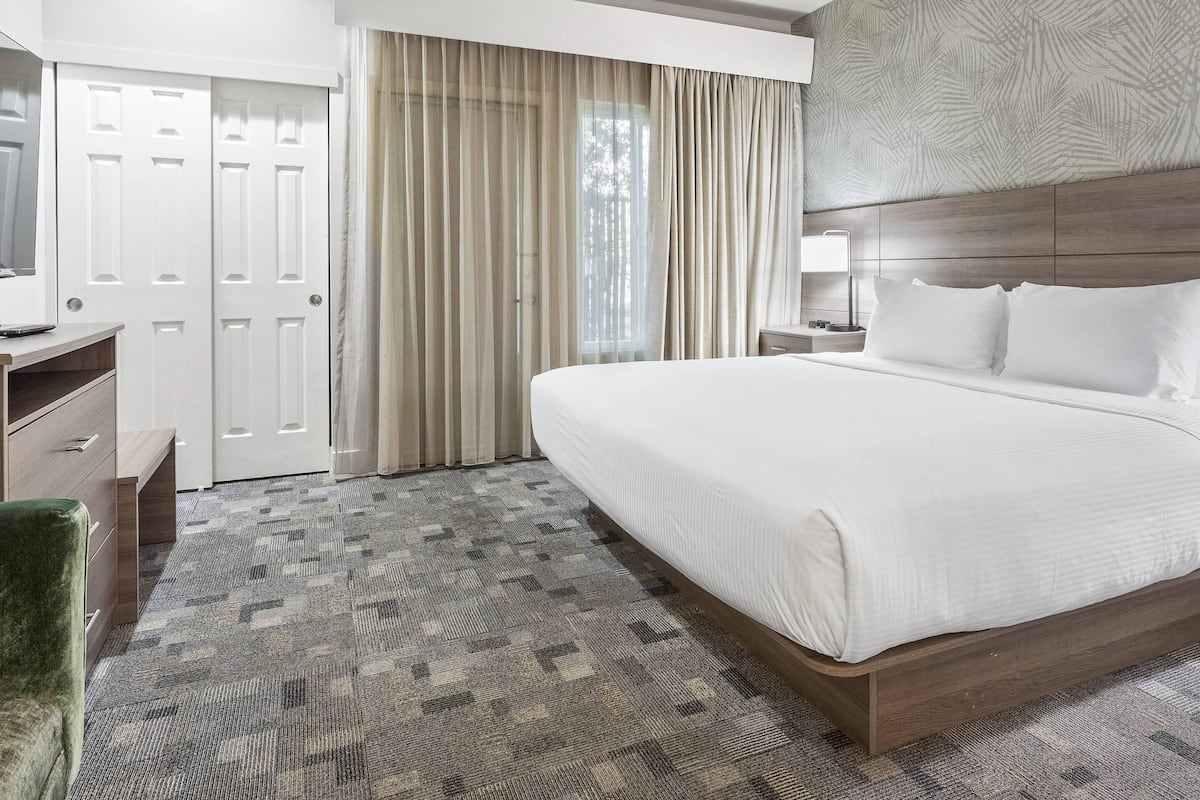 Suite, 1 King Bed with Sofa bed, Non Smoking | Down duvets, desk, laptop workspace, iron/ironing board