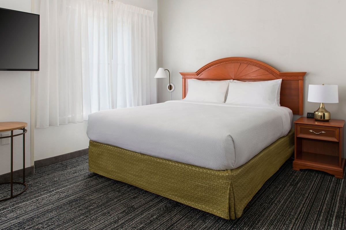 Ropa de cama de alta calidad, escritorio y cortinas blackout