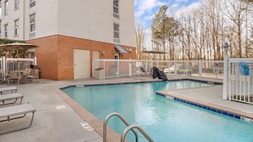 Outdoor pool, open 9:00 AM to 9:00 PM, sun loungers