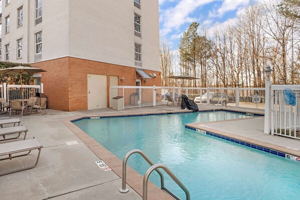 Outdoor pool, open 9:00 AM to 9:00 PM, sun loungers