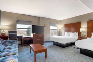 Suite, non-fumeur (2 Queen Beds with Sofabed) | Bureau, espace de travail pour ordinateurs portables