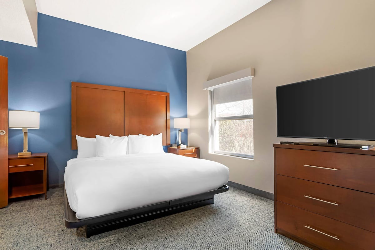 Suite, 1 King Bed, Accessible, Non Smoking