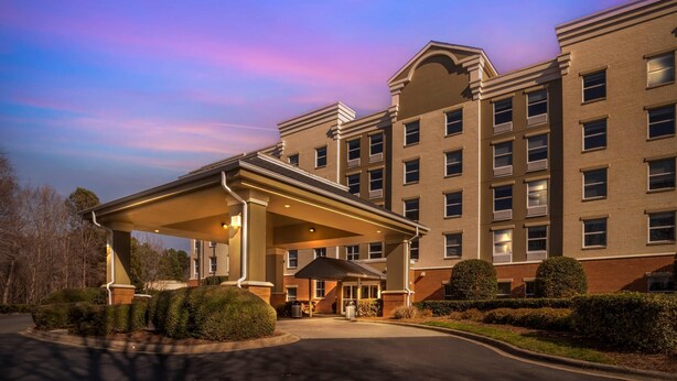 A multi-story hotel with a covered entrance and well-maintained landscaping. - Comfort Suites near Birkdale Village- Huntersville (Huntersville)
