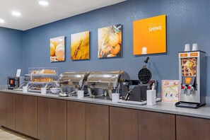 朝食 (ビュッフェ)、毎日提供 (無料)
