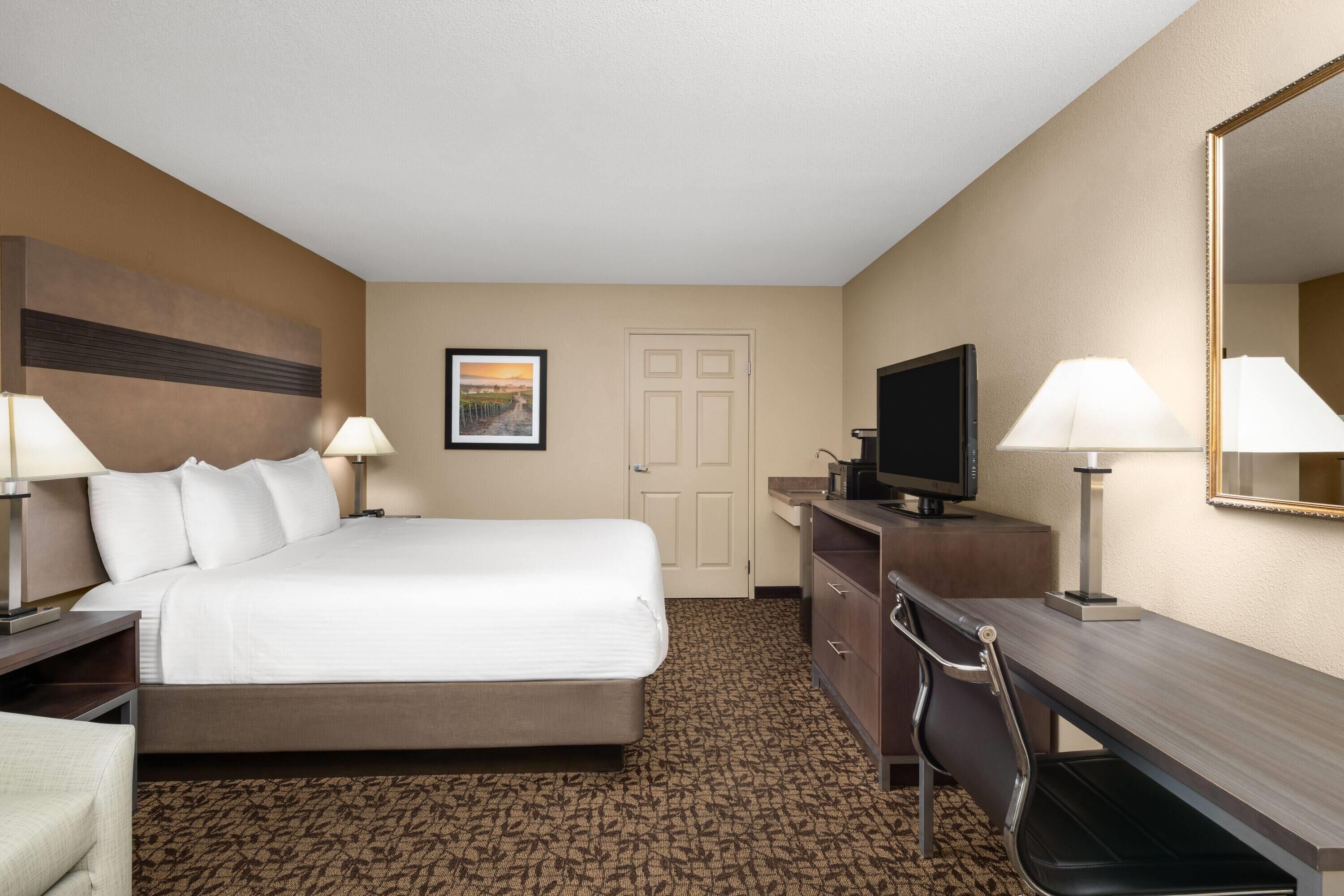 Room, 1 Katil Raja (King), Accessible, Non Smoking (Mobility) | Peralatan tempat tidur hipoalergenik, langsir/tirai gelap terus 