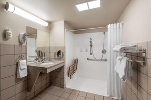 Habitación, 2 camas Queen size, con acceso para personas discapacitadas (Mobility) | Baño para personas con discapacidad