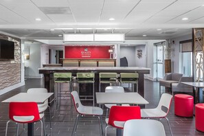 Free daily full breakfast - Quality Suites Pineville - Charlotte (Pineville)