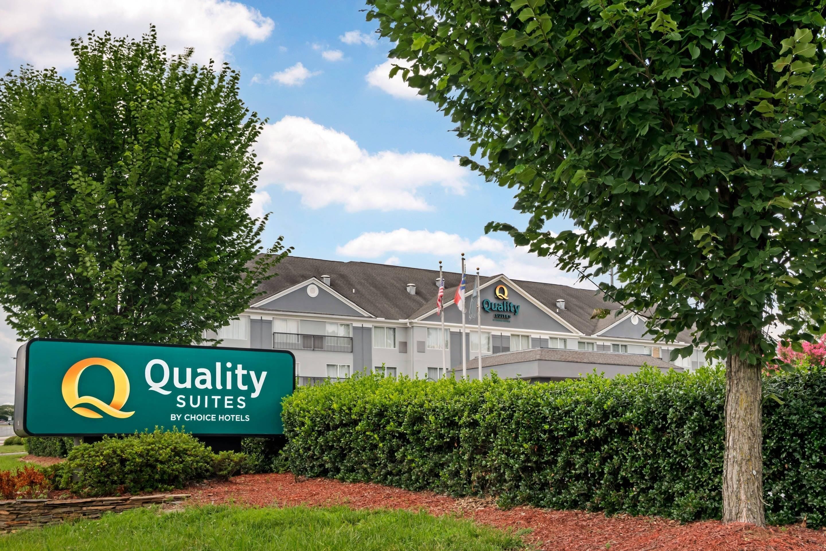 Un hôtel portant l’enseigne « Quality Suites by Choice Hotels ».