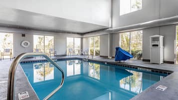 Una piscina cubierta