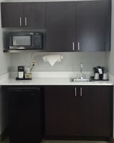 Cafetera/tetera, refrigerador, microondas, servilletas de papel