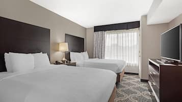 Suite, no fumadores (2 Queen, 2 Person Sofabed) | Escritorio, espacio para trabajar con un portátil, cortinas opacas