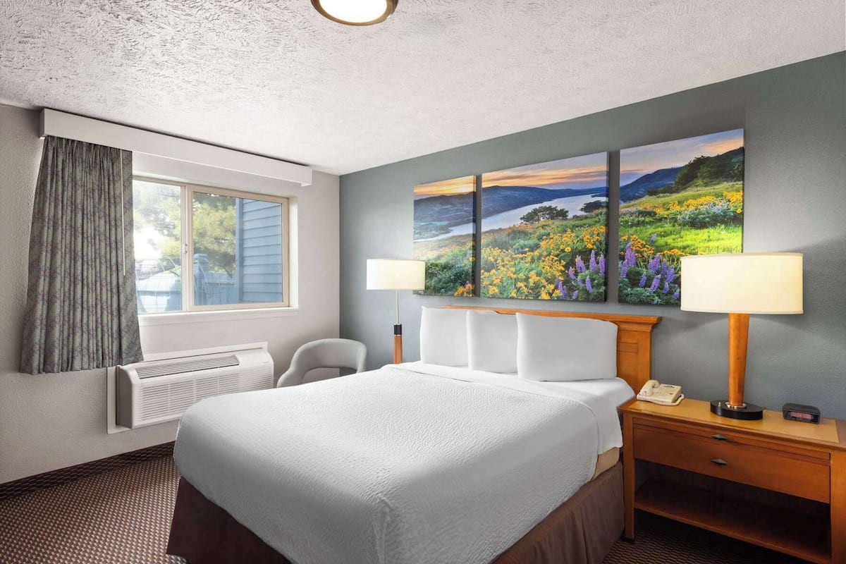 In-room safe, desk, laptop workspace, blackout drapes