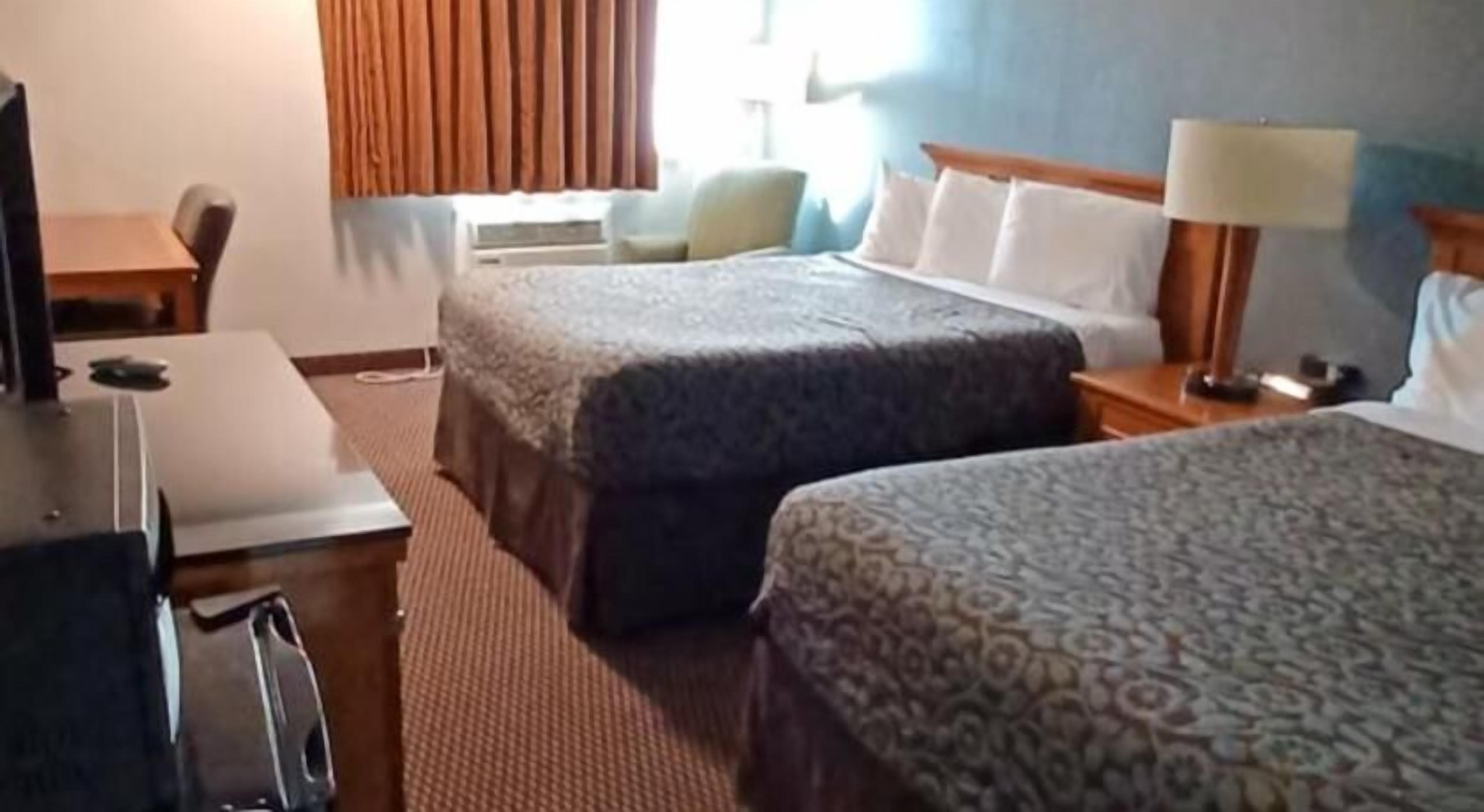 Brankas, meja kerja, ruang kerja ramah laptop, dan tirai kedap cahaya