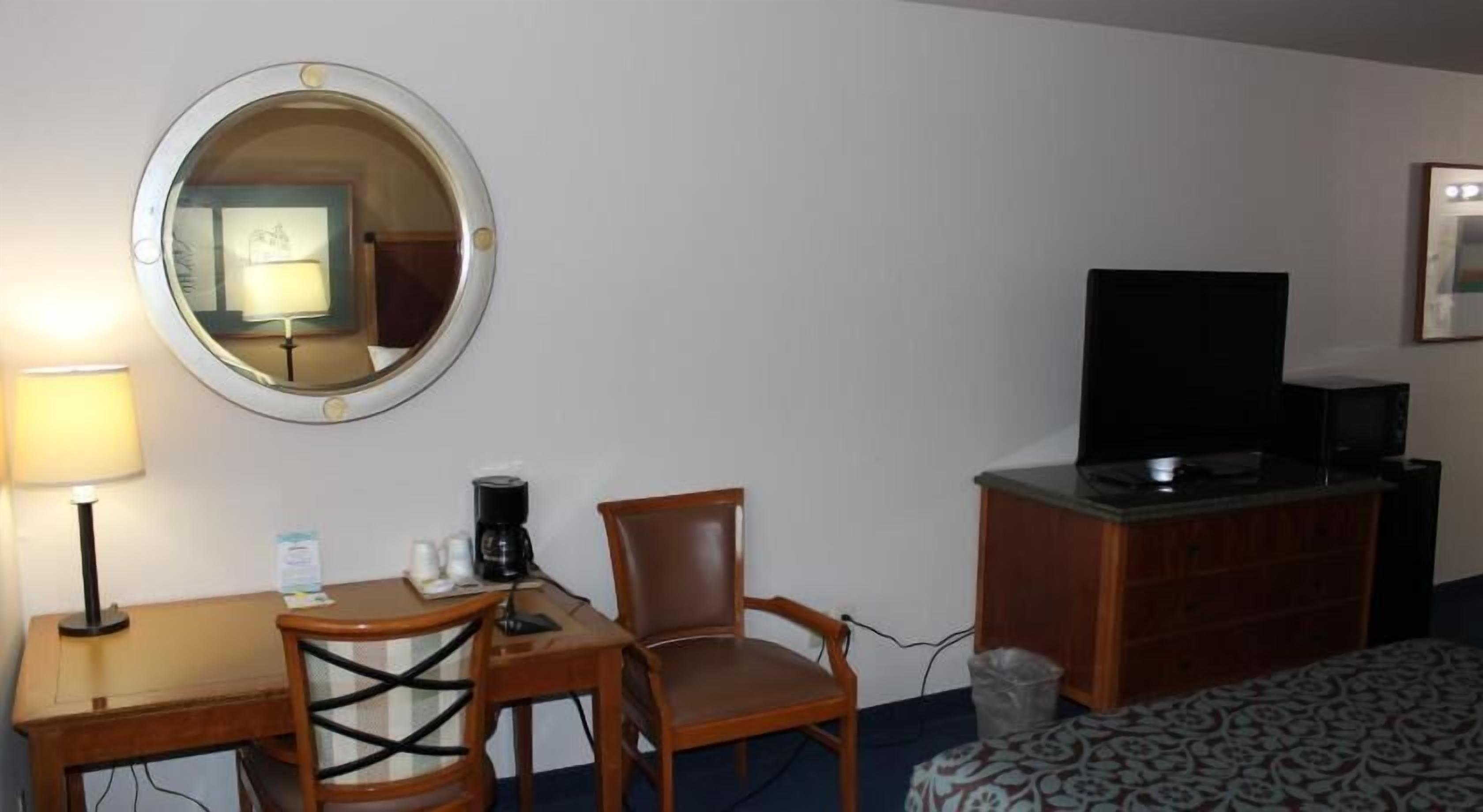 Brankas, meja kerja, ruang kerja ramah laptop, dan tirai kedap cahaya