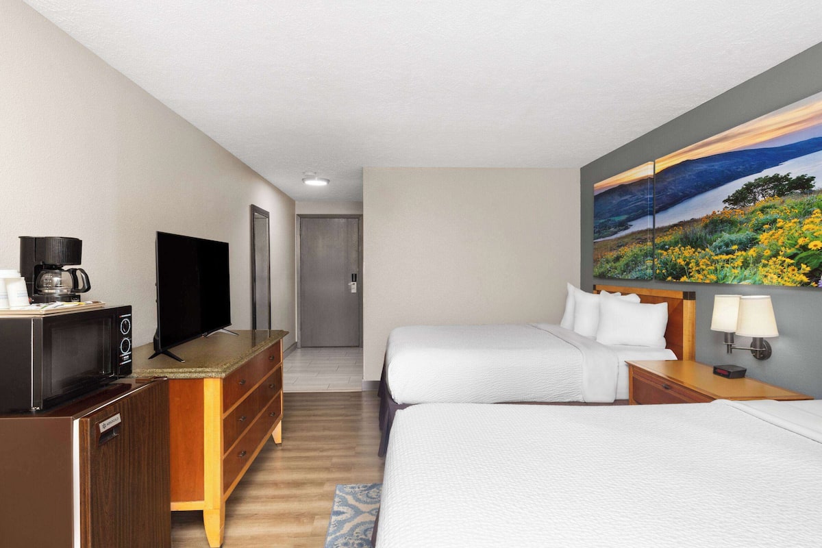 In-room safe, desk, laptop workspace, blackout drapes