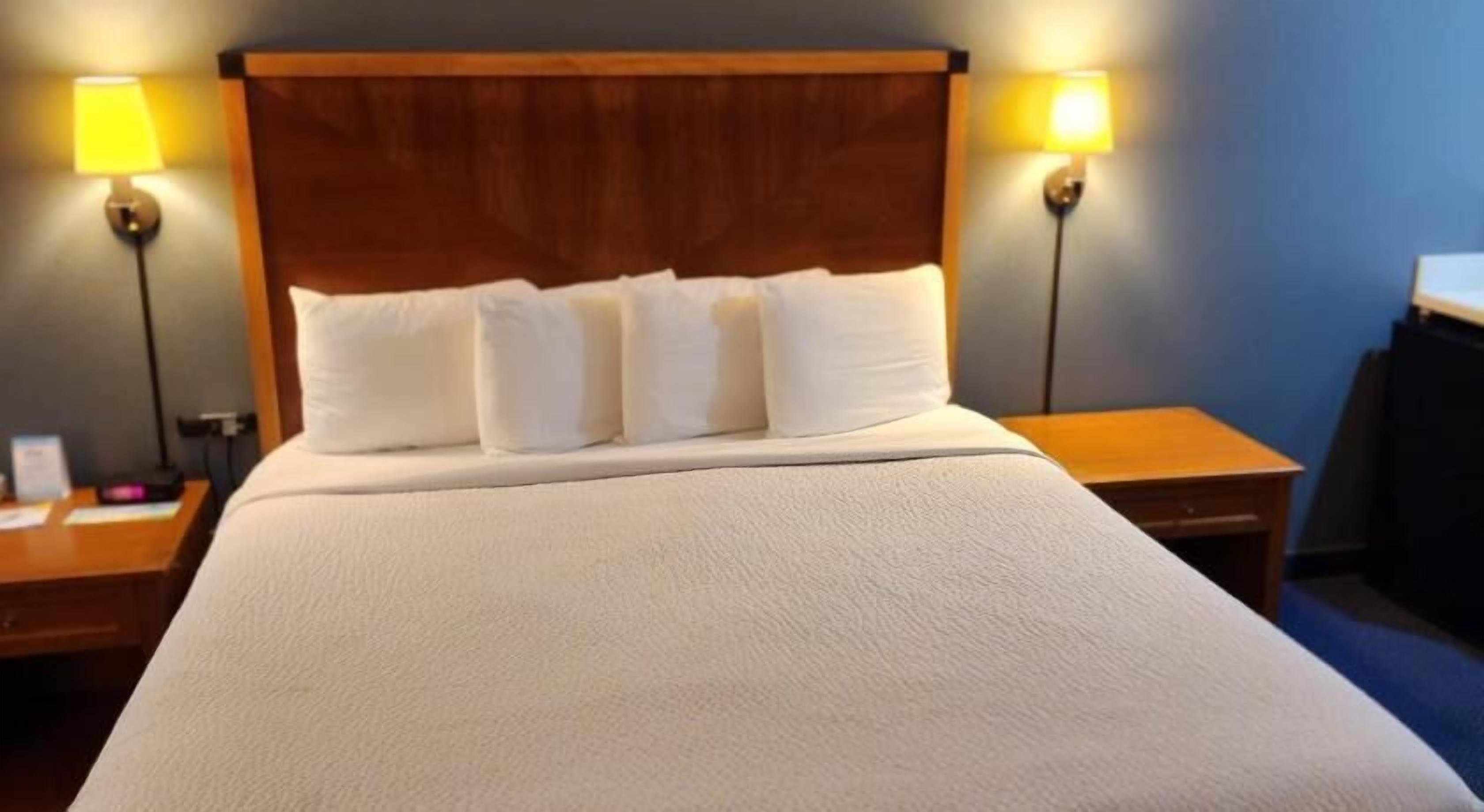 Brankas, meja kerja, ruang kerja ramah laptop, dan tirai kedap cahaya