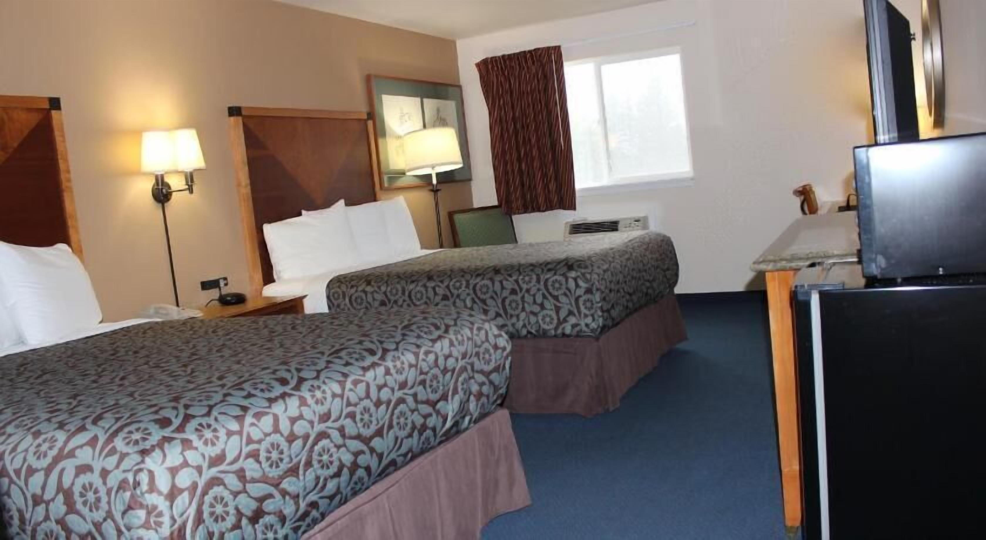 Brankas, meja kerja, ruang kerja ramah laptop, dan tirai kedap cahaya