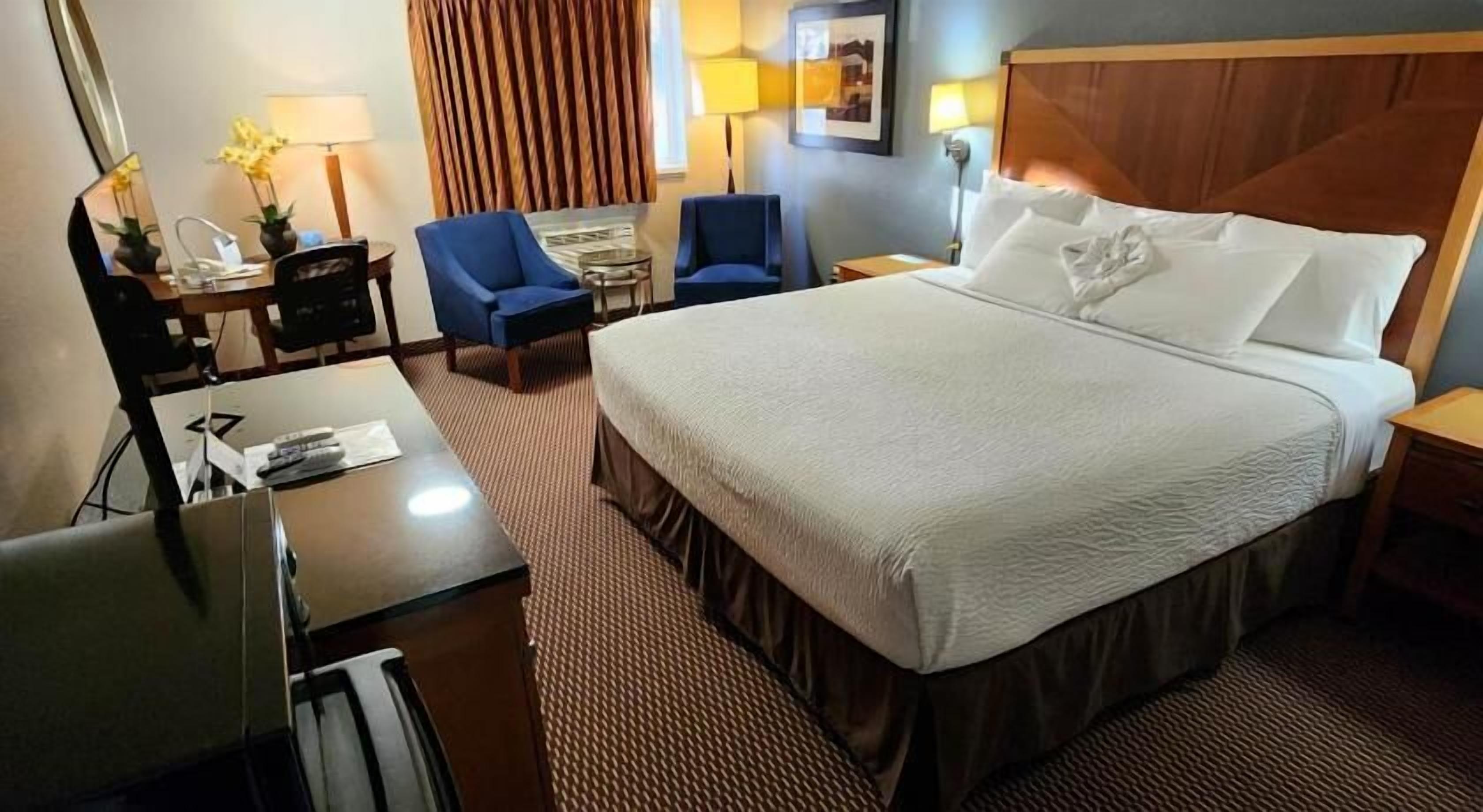 Brankas, meja kerja, ruang kerja ramah laptop, dan tirai kedap cahaya