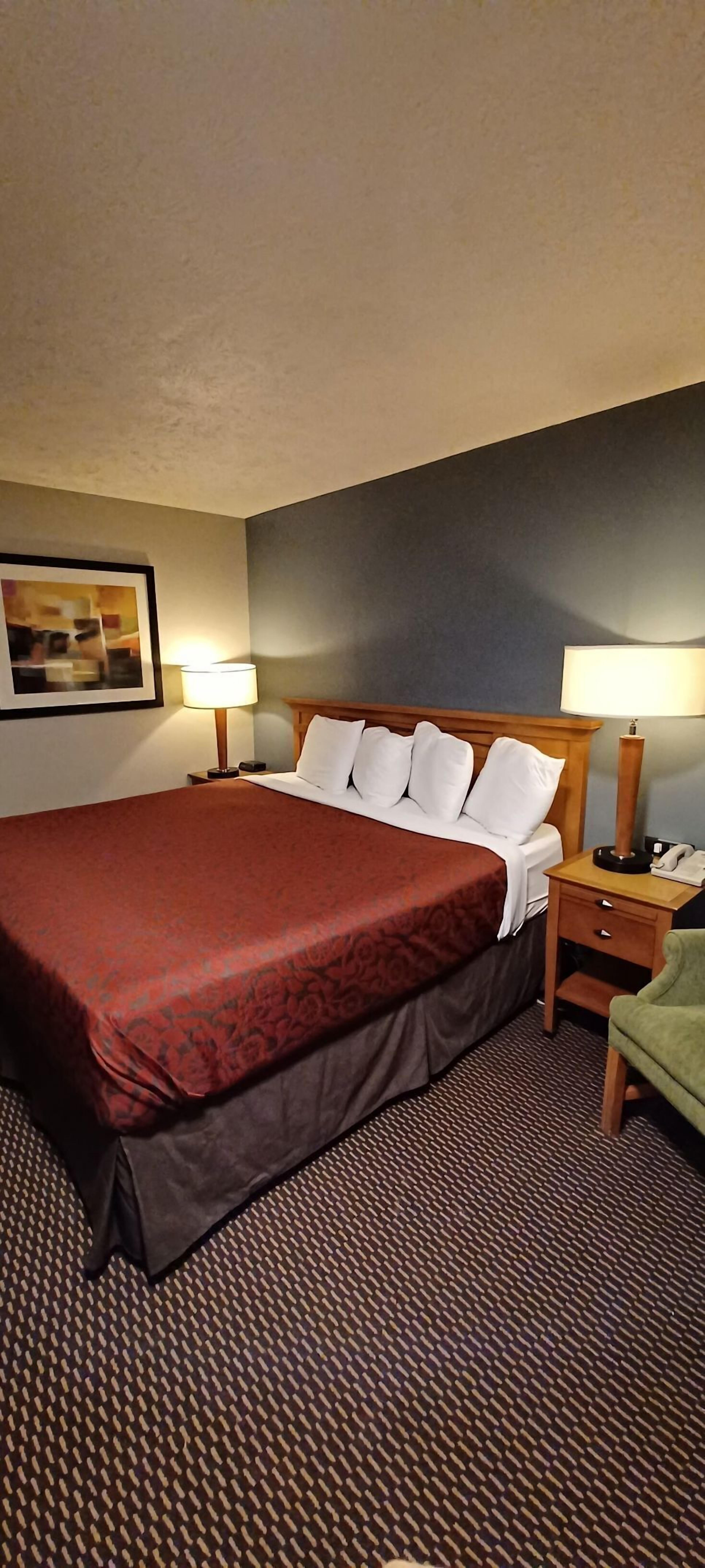 Brankas, meja kerja, ruang kerja ramah laptop, dan tirai kedap cahaya