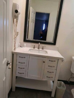 Deluxe Süit, Küçük Mutfak | Banyo | Duş/küvet kombinasyonu, ücretsiz banyo/kozmetik ürünleri