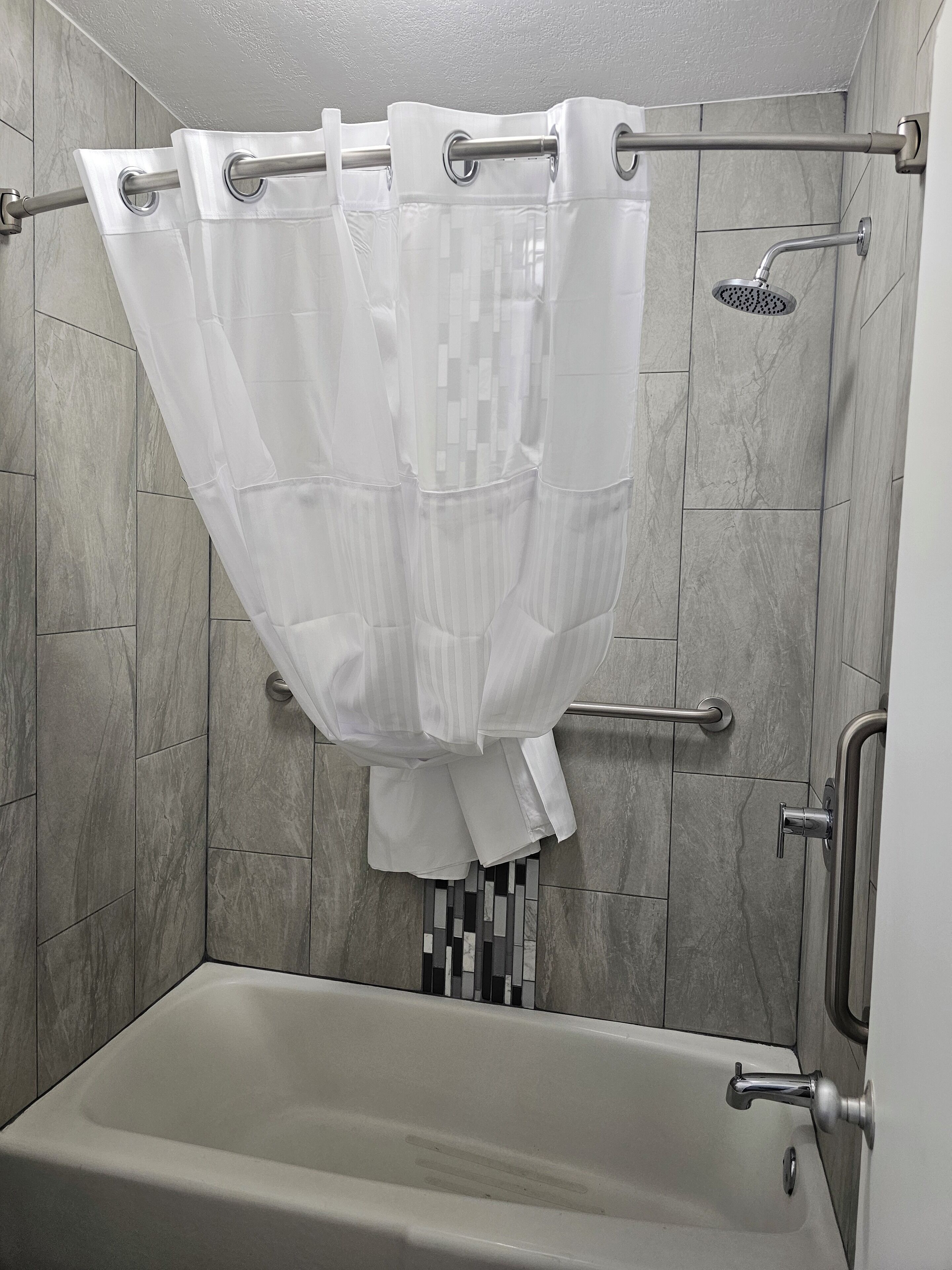 Combined shower/tub, free toiletries, hair dryer, towels