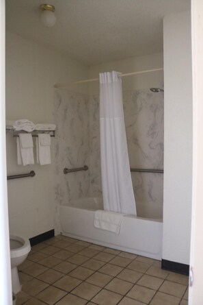 Standard Room, 1 Katil Raja (King), Accessible | Bilik Mandi | Gabungan pancuran/tab mandi, kelengkapan dandanan diri percuma 