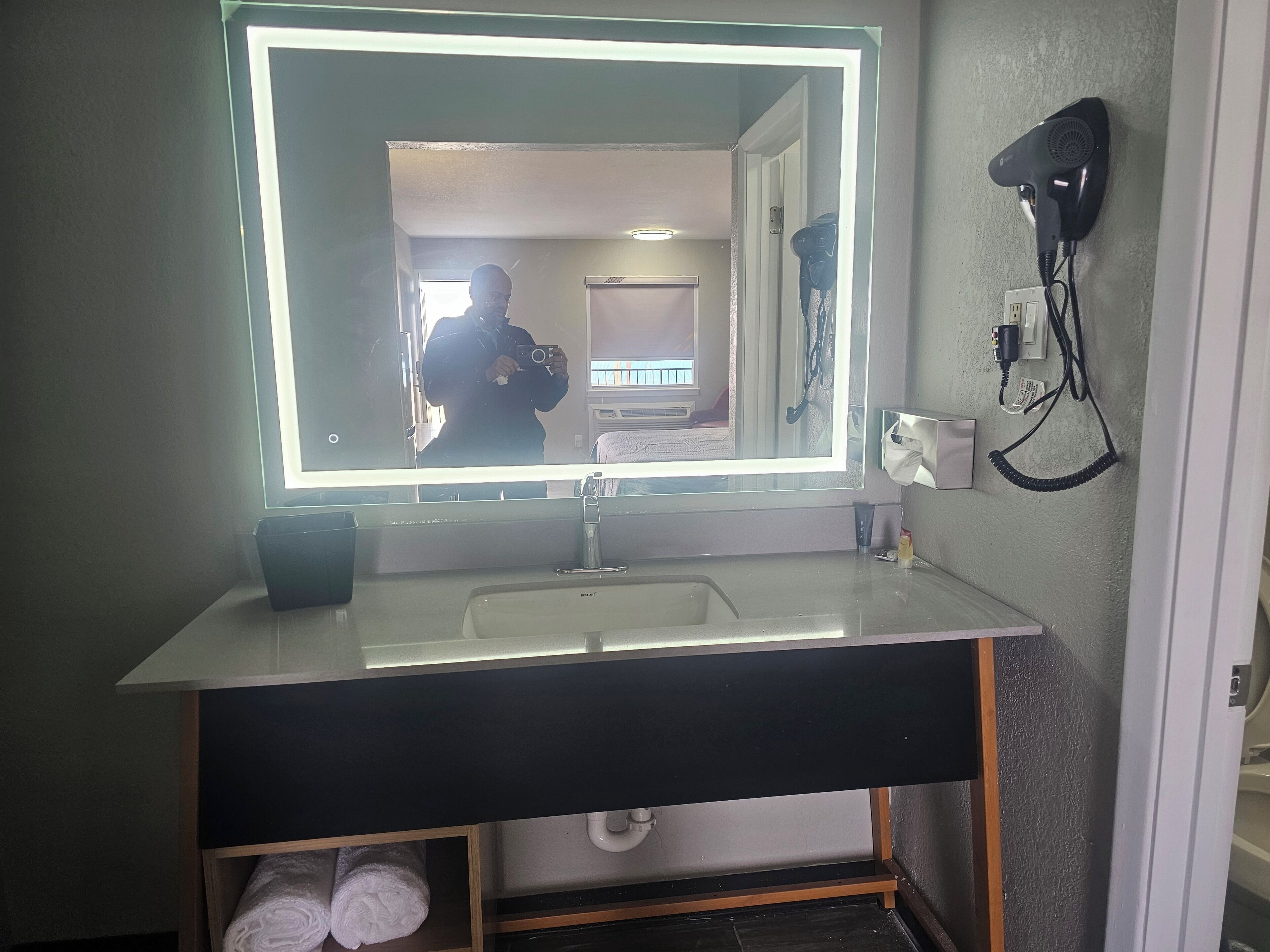 Bañera con ducha, artículos de tocador gratuitos, secador de pelo